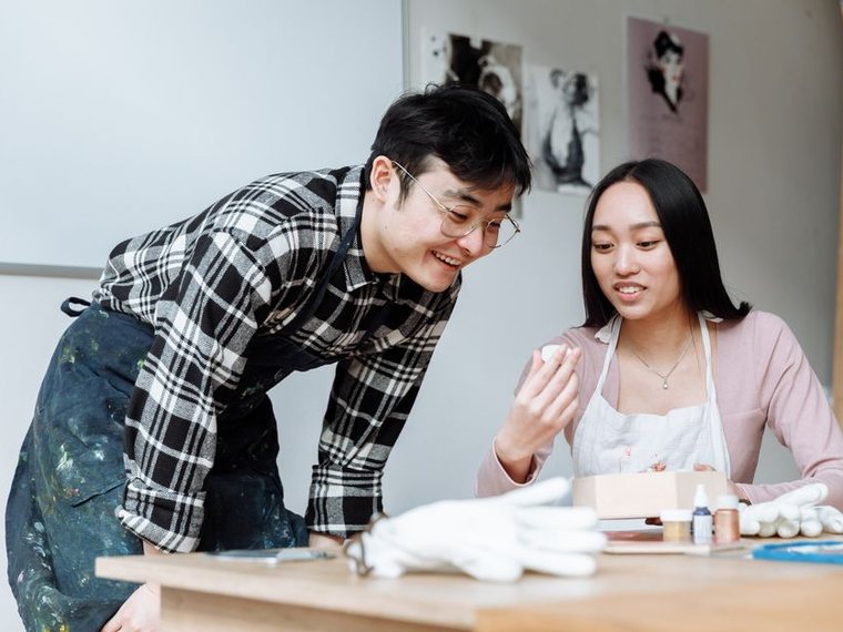 Art-thérapeute accompagnant une personne pendant un atelier
